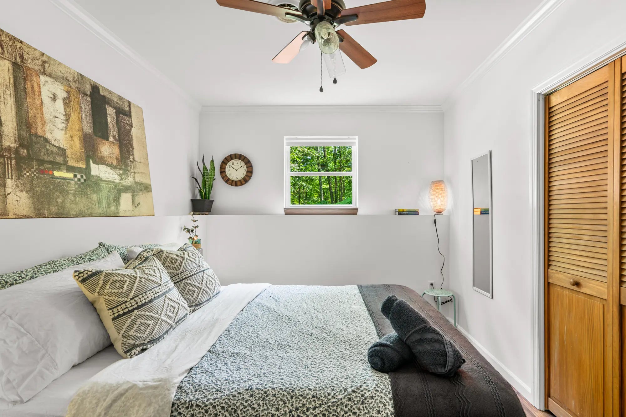 Airbnb Photography: Modern Rustic Retreat in Bushkill, PA