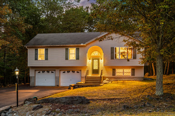 Airbnb Photography: Charming Retreat at Penn Estates, East Stroudsburg