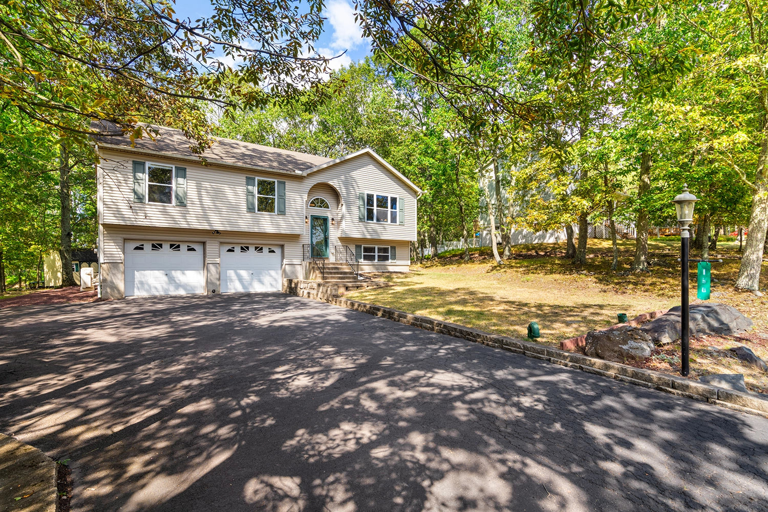 Airbnb Photography: Charming Retreat at Penn Estates, East Stroudsburg