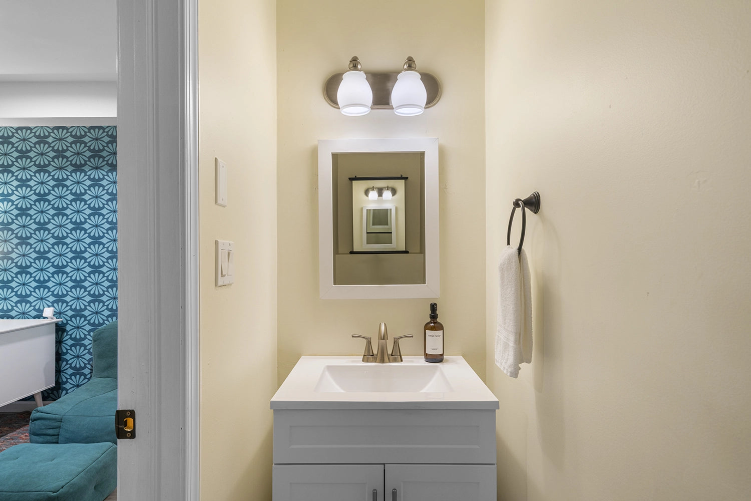 Airbnb Photography: Charming Retreat at Penn Estates, East Stroudsburg