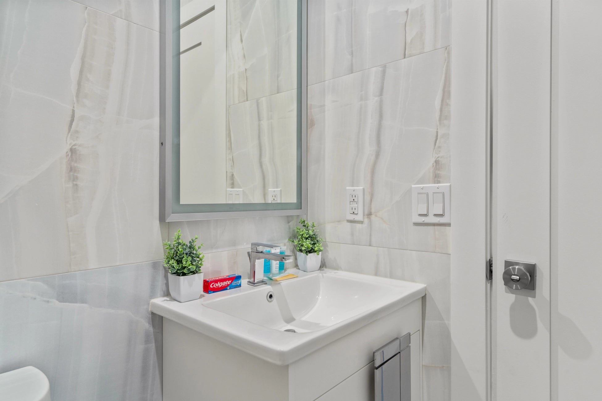 Airbnb Photography: Modern Duplex Apartment in Jersey City, NJ