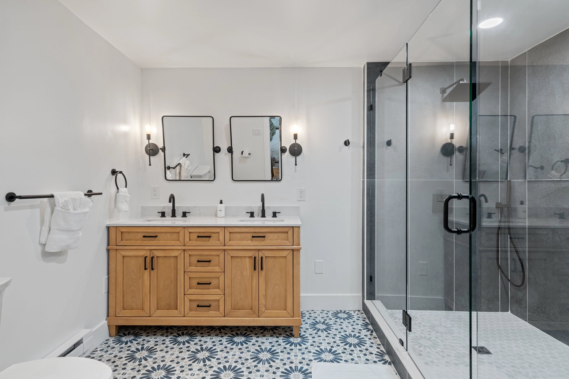 Airbnb Photography: Stunning STR Cabin in East Stroudsburg PA