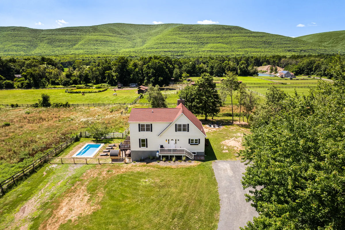 Airbnb Photography in Saugerties, NY | Twilight Mountain Retreat