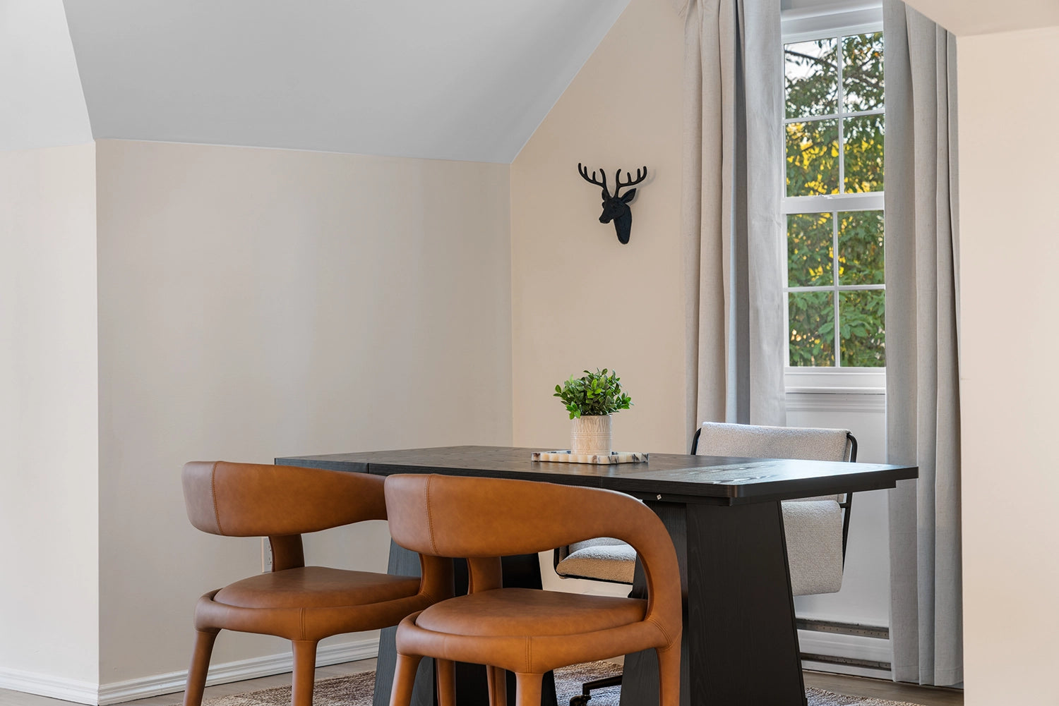 Airbnb Photography: Modern Retreat at Penn Estates, East Stroudsburg