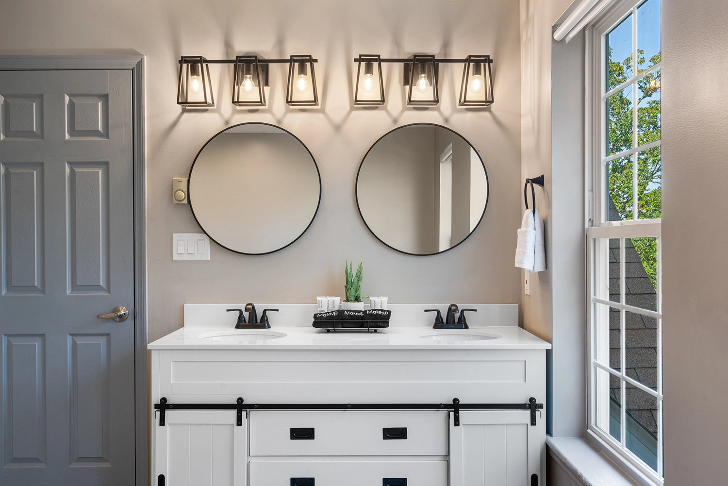 Airbnb Photography: Modern Retreat at Penn Estates, East Stroudsburg