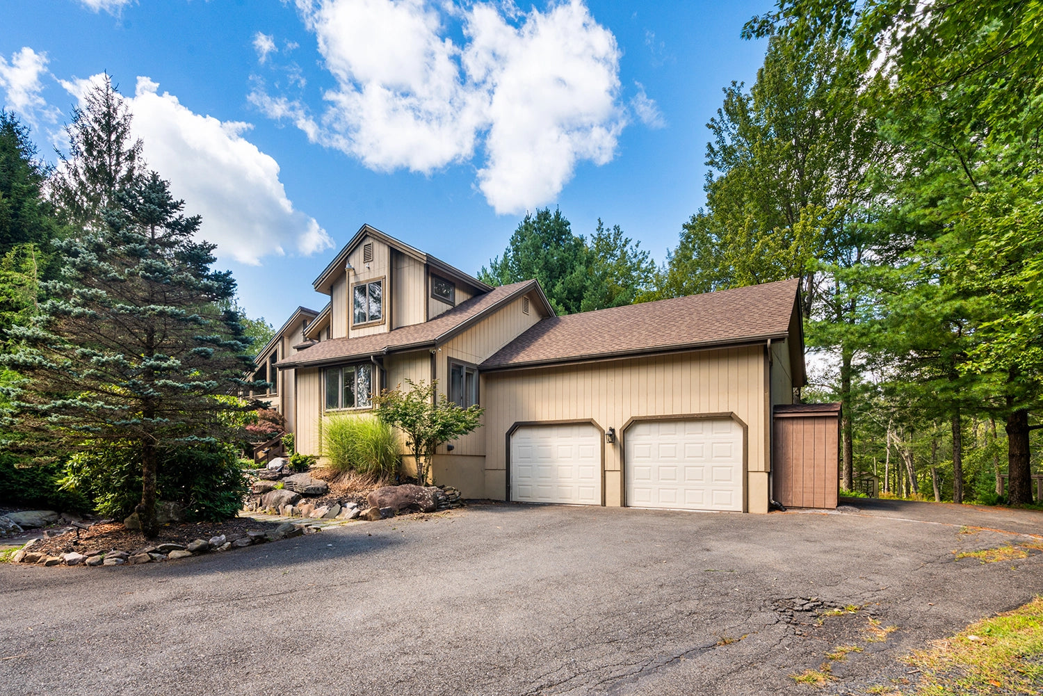 Airbnb Photography: Modern Retreat in Long Pond, PA