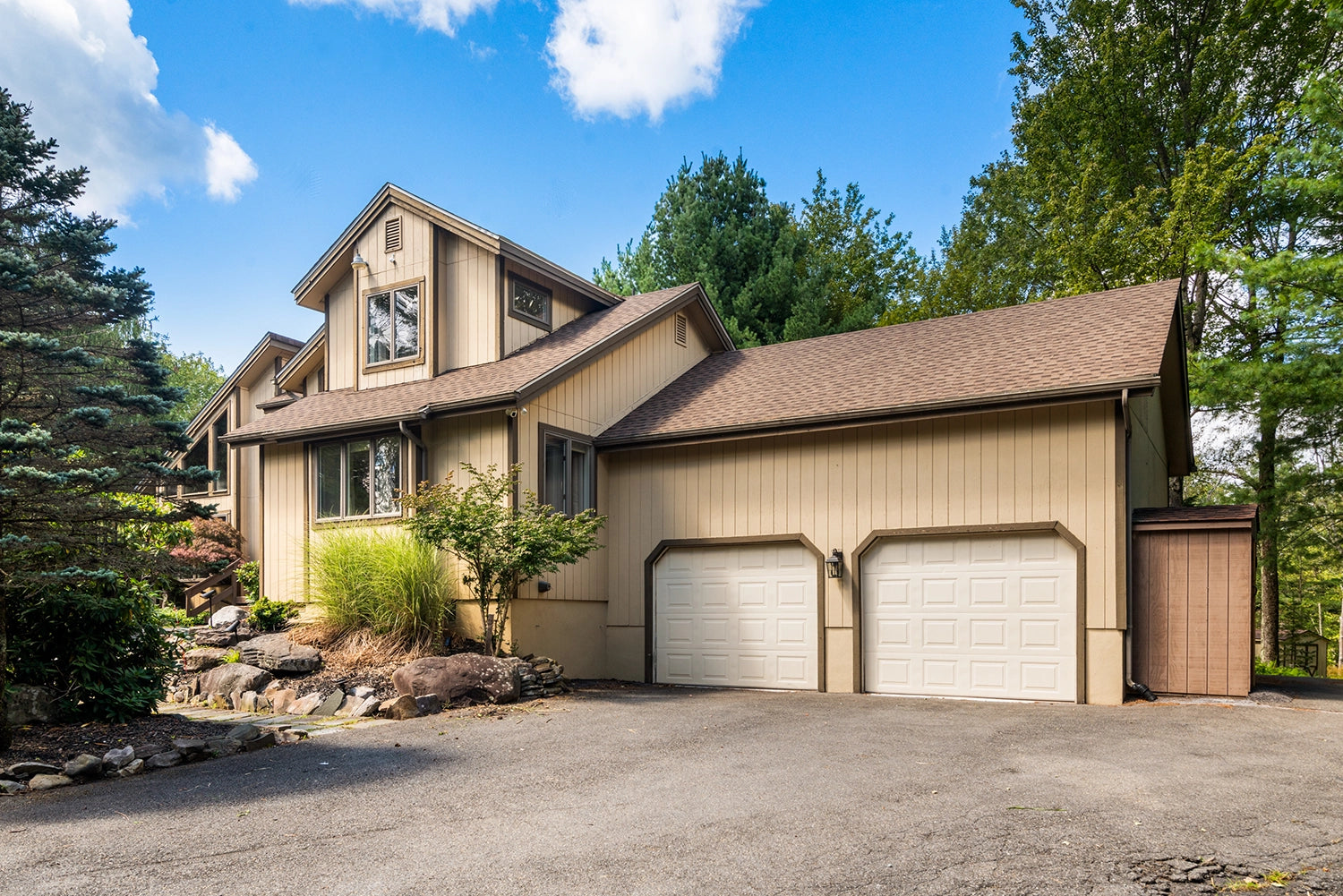 Airbnb Photography: Modern Retreat in Long Pond, PA