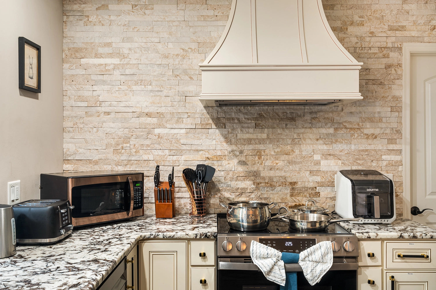 Airbnb Photography: Modern Retreat in Long Pond, PA