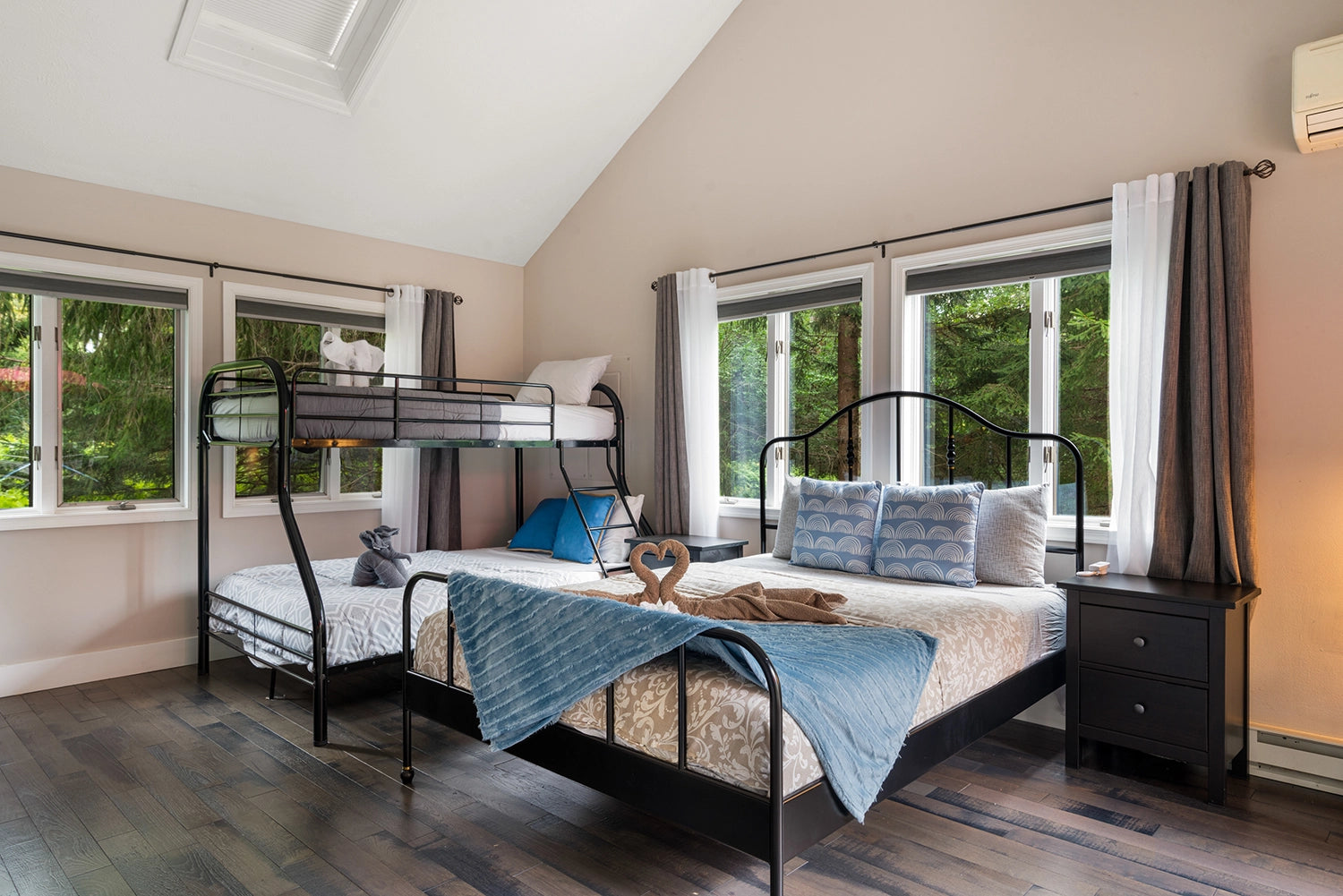 Airbnb Photography: Modern Retreat in Long Pond, PA