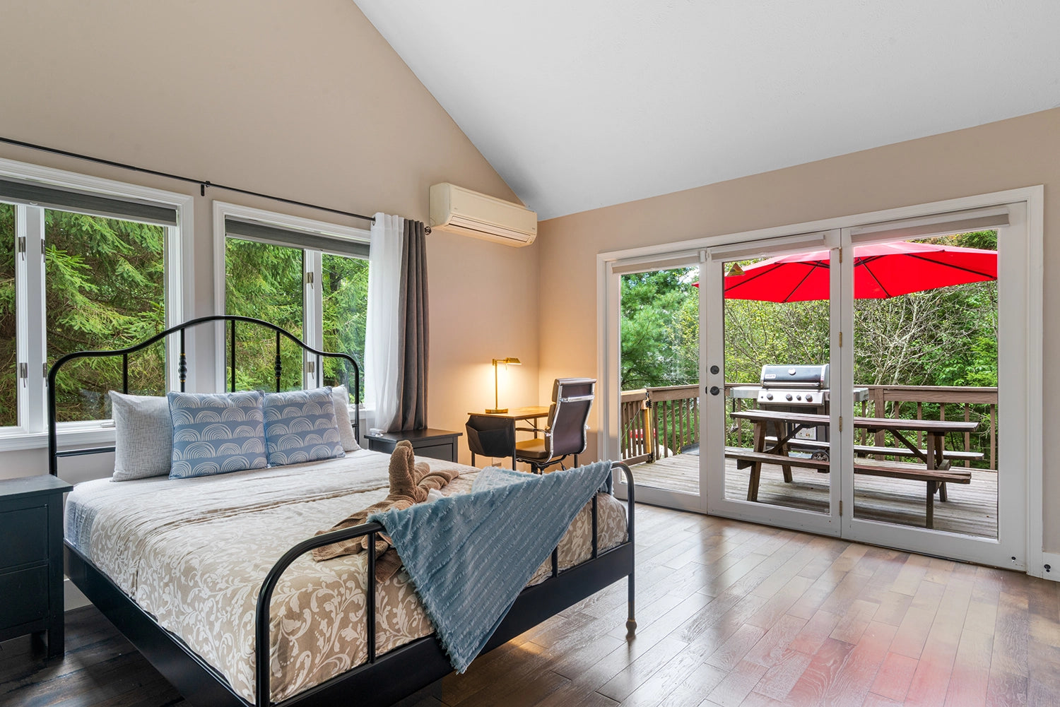 Airbnb Photography: Modern Retreat in Long Pond, PA