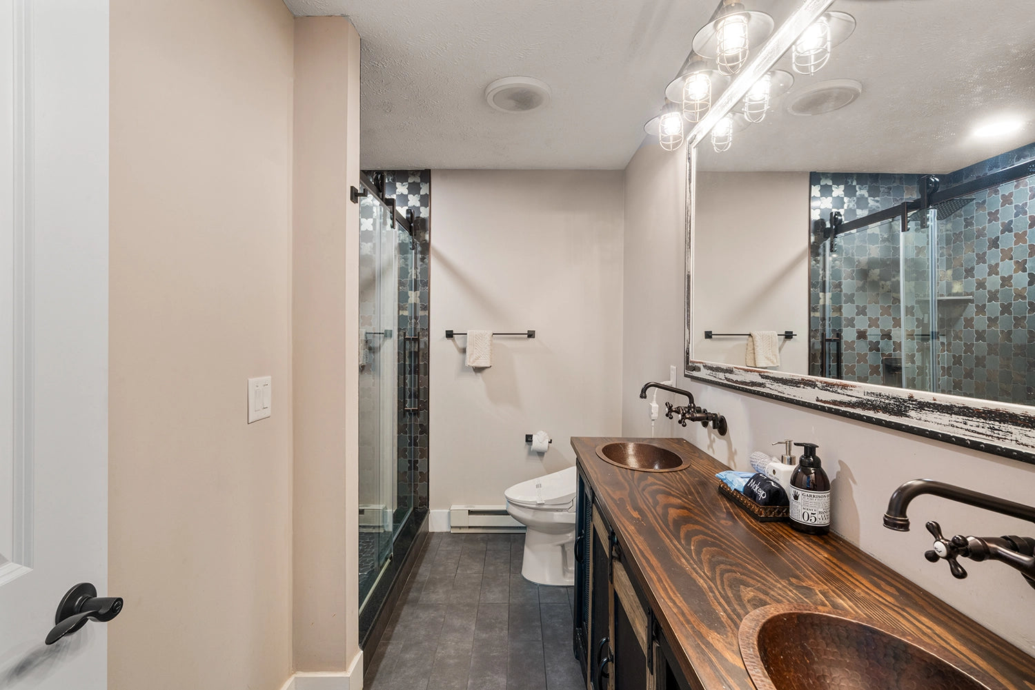 Airbnb Photography: Modern Retreat in Long Pond, PA