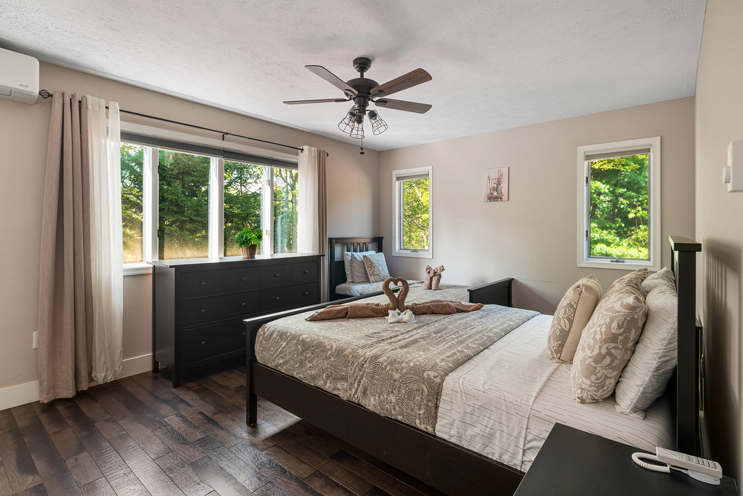 Airbnb Photography: Modern Retreat in Long Pond, PA