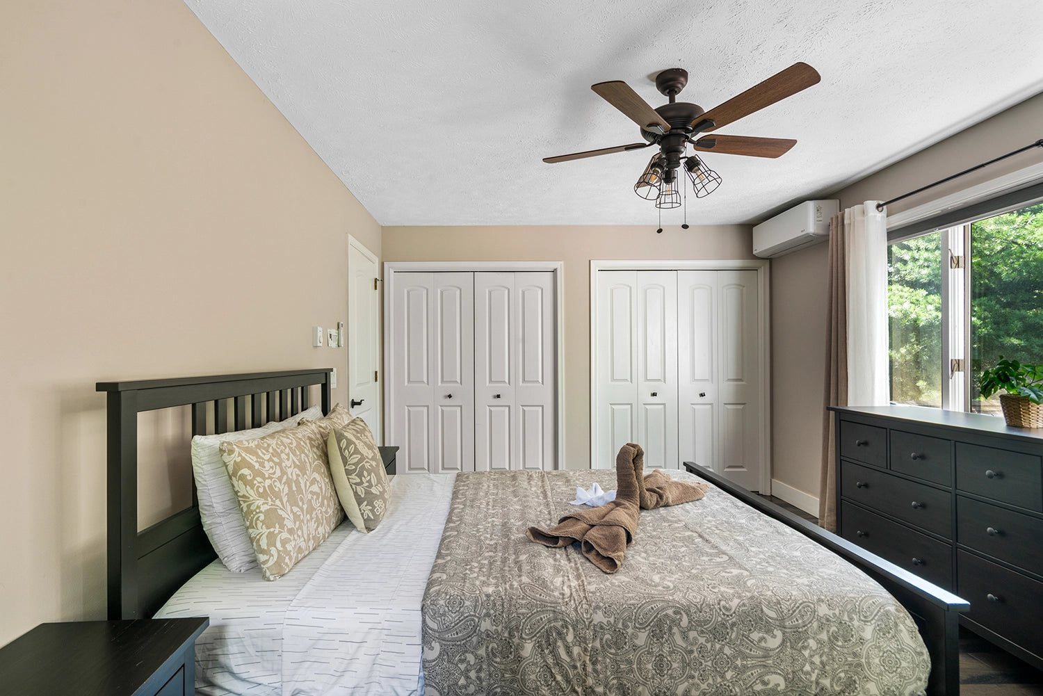 Airbnb Photography: Modern Retreat in Long Pond, PA