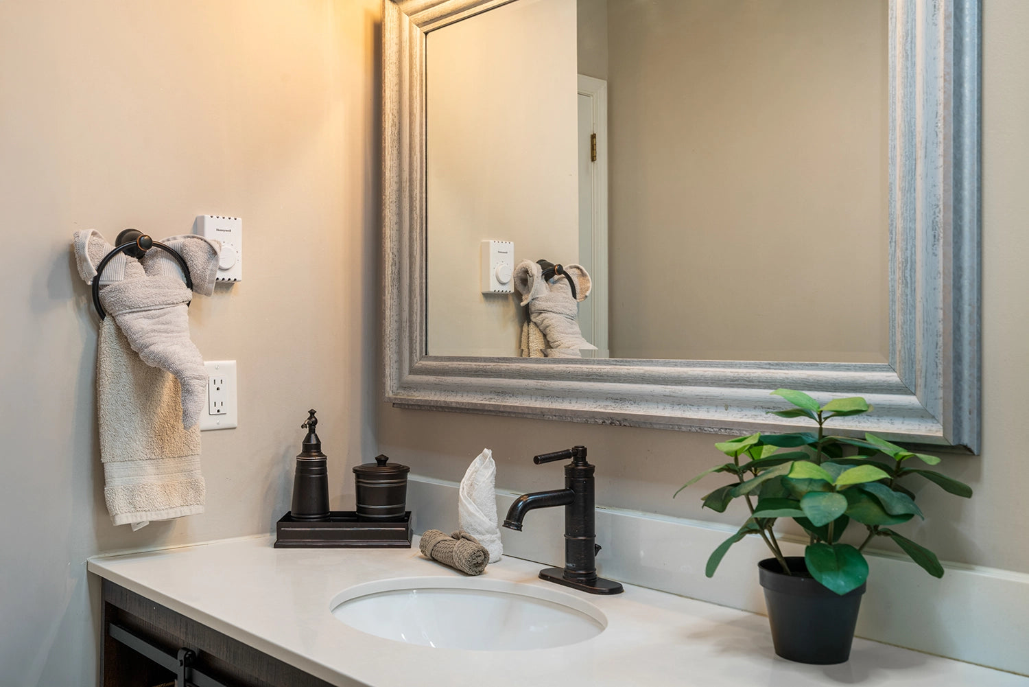 Airbnb Photography: Modern Retreat in Long Pond, PA