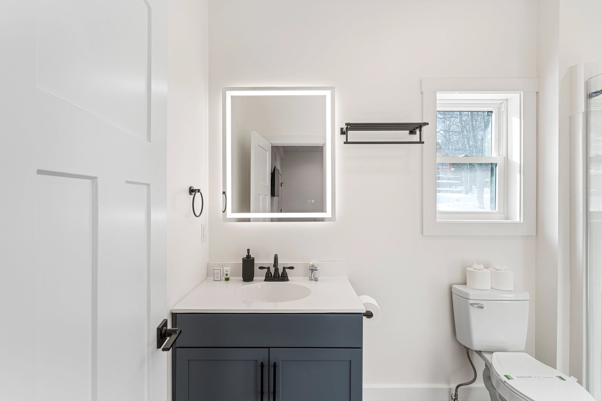 Airbnb Photography: Luxury Lakefront STR Home in Lake Harmony, PA