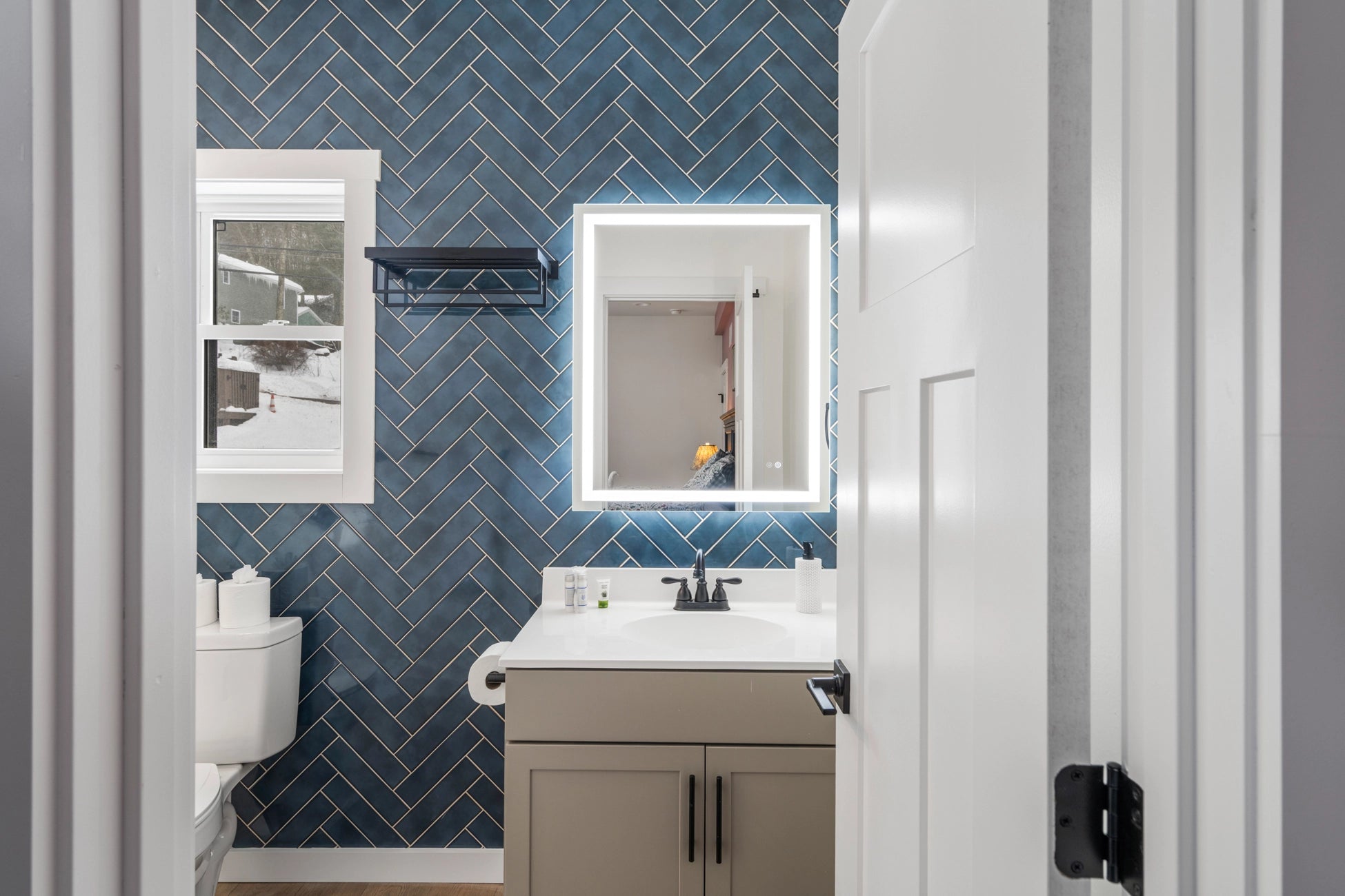 Airbnb Photography: Luxury Lakefront STR Home in Lake Harmony, PA