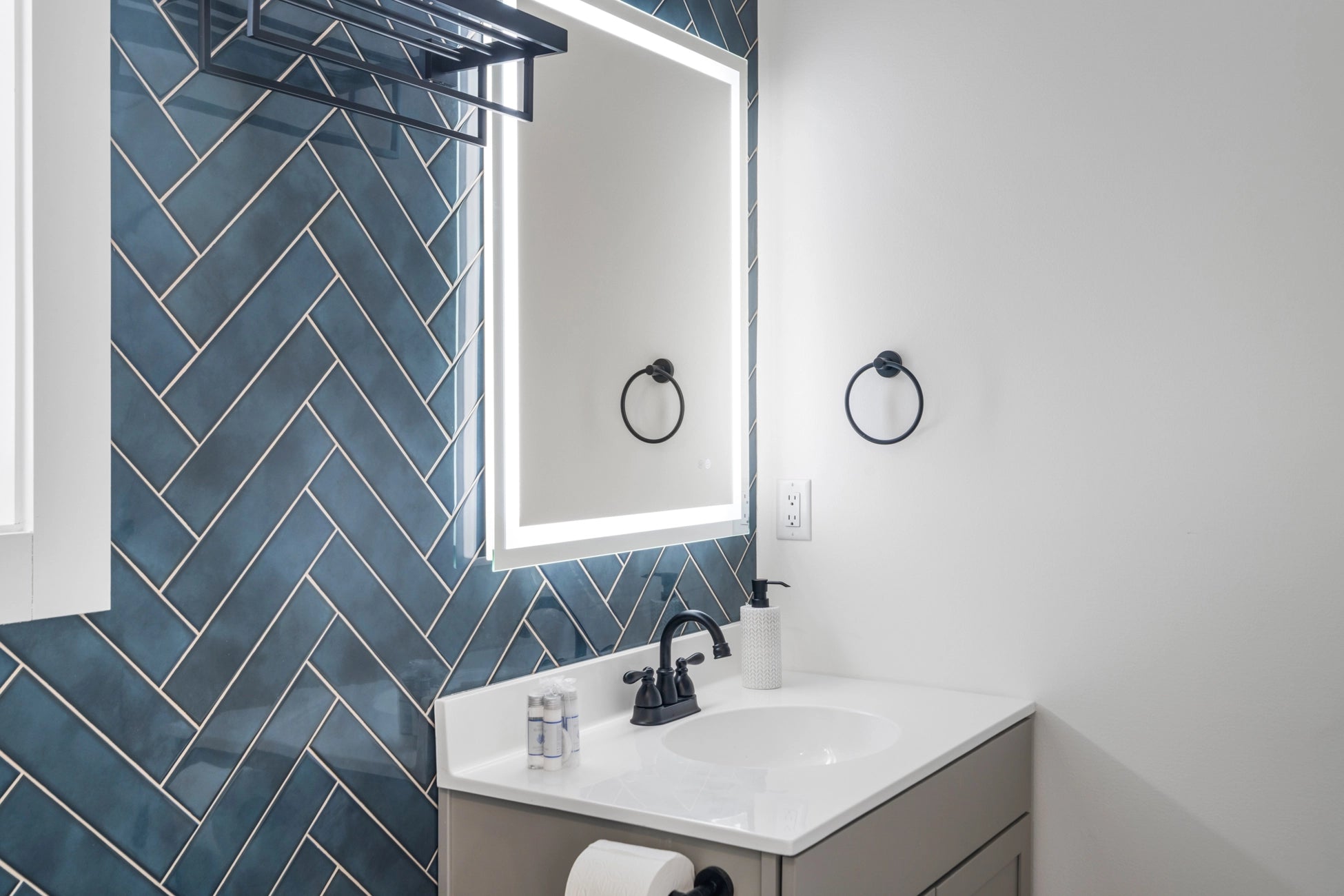 Airbnb Photography: Luxury Lakefront STR Home in Lake Harmony, PA