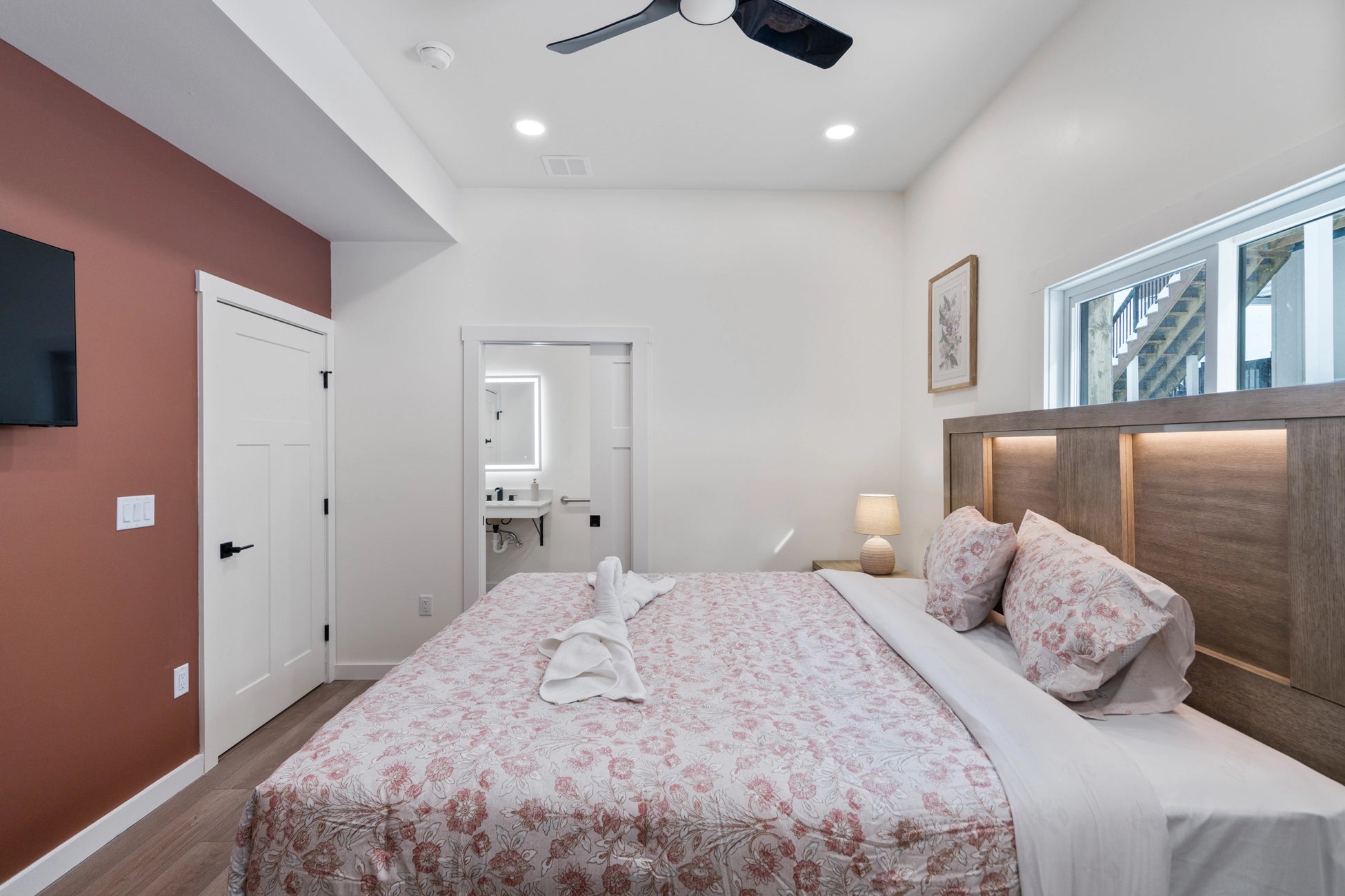 Airbnb Photography: Luxury Lakefront STR Home in Lake Harmony, PA