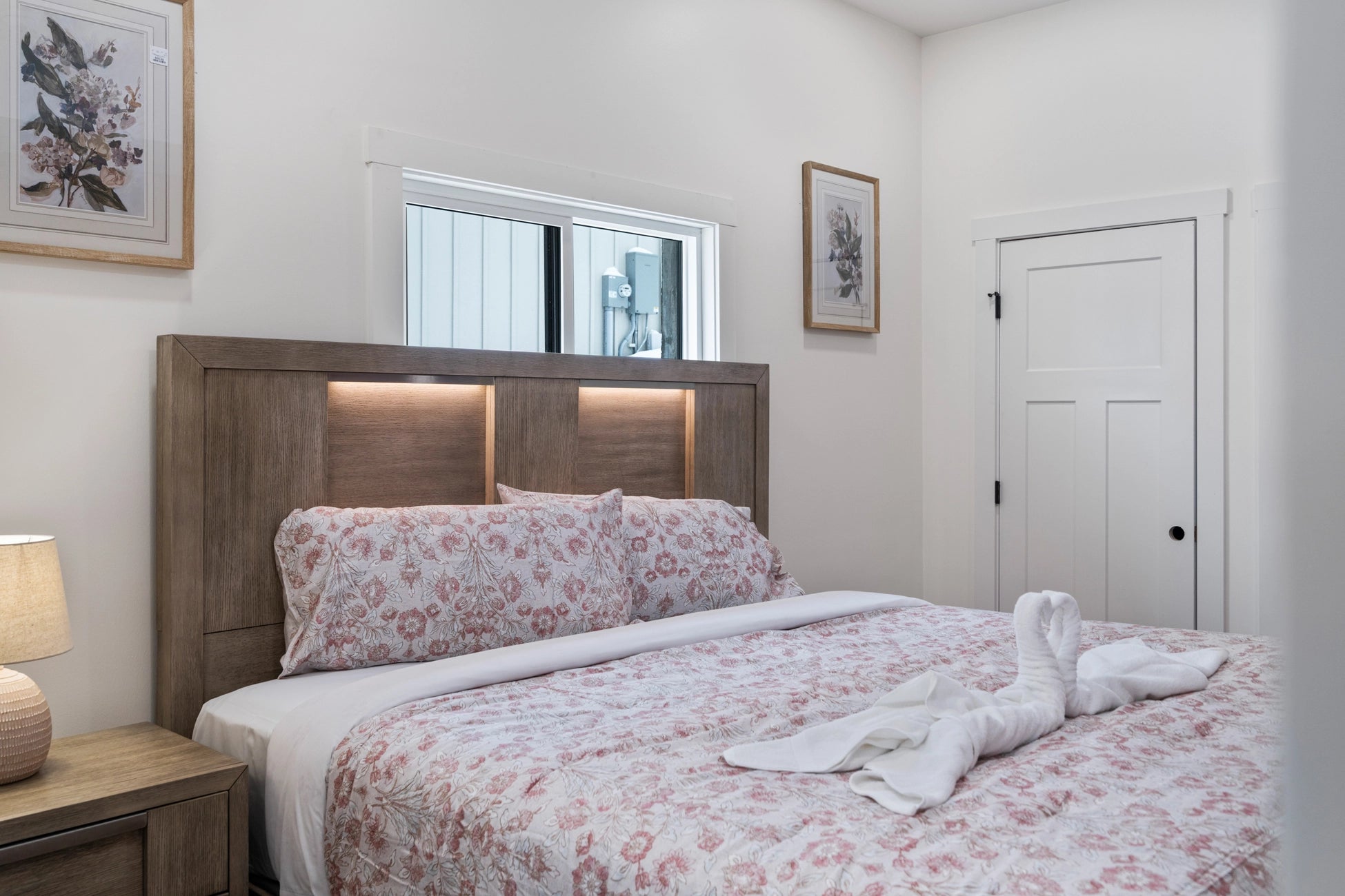 Airbnb Photography: Luxury Lakefront STR Home in Lake Harmony, PA