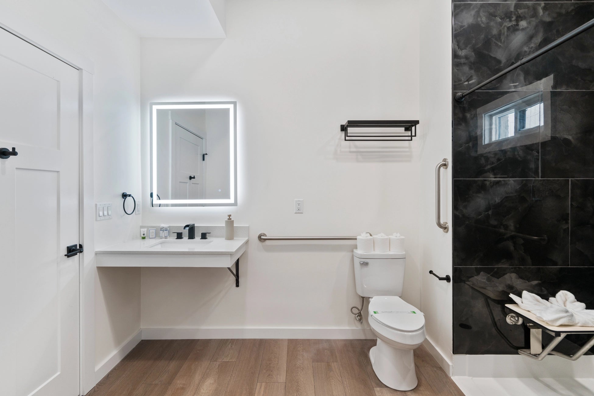 Airbnb Photography: Luxury Lakefront STR Home in Lake Harmony, PA