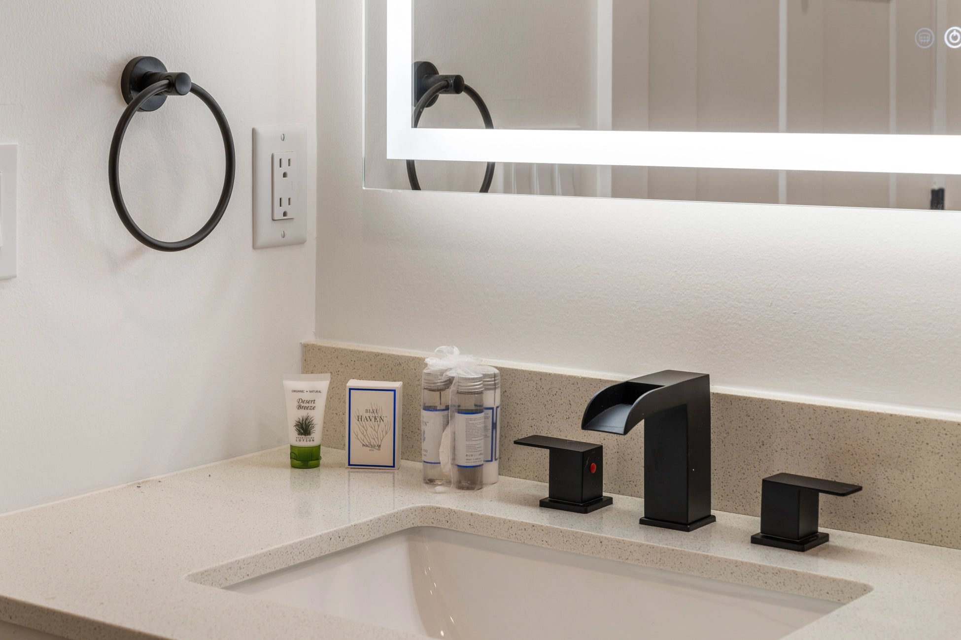 Airbnb Photography: Luxury Lakefront STR Home in Lake Harmony, PA