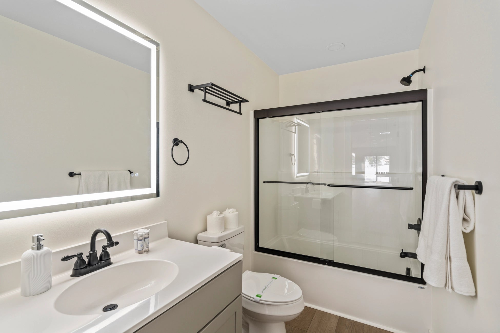 Airbnb Photography: Luxury Lakefront STR Home in Lake Harmony, PA