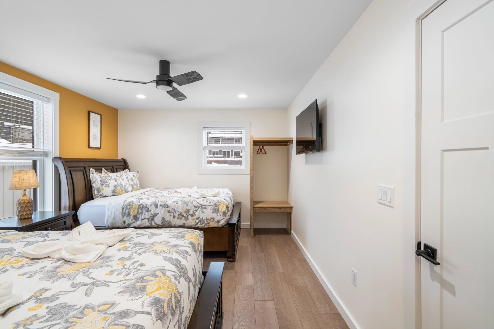 Airbnb Photography: Luxury Lakefront STR Home in Lake Harmony, PA