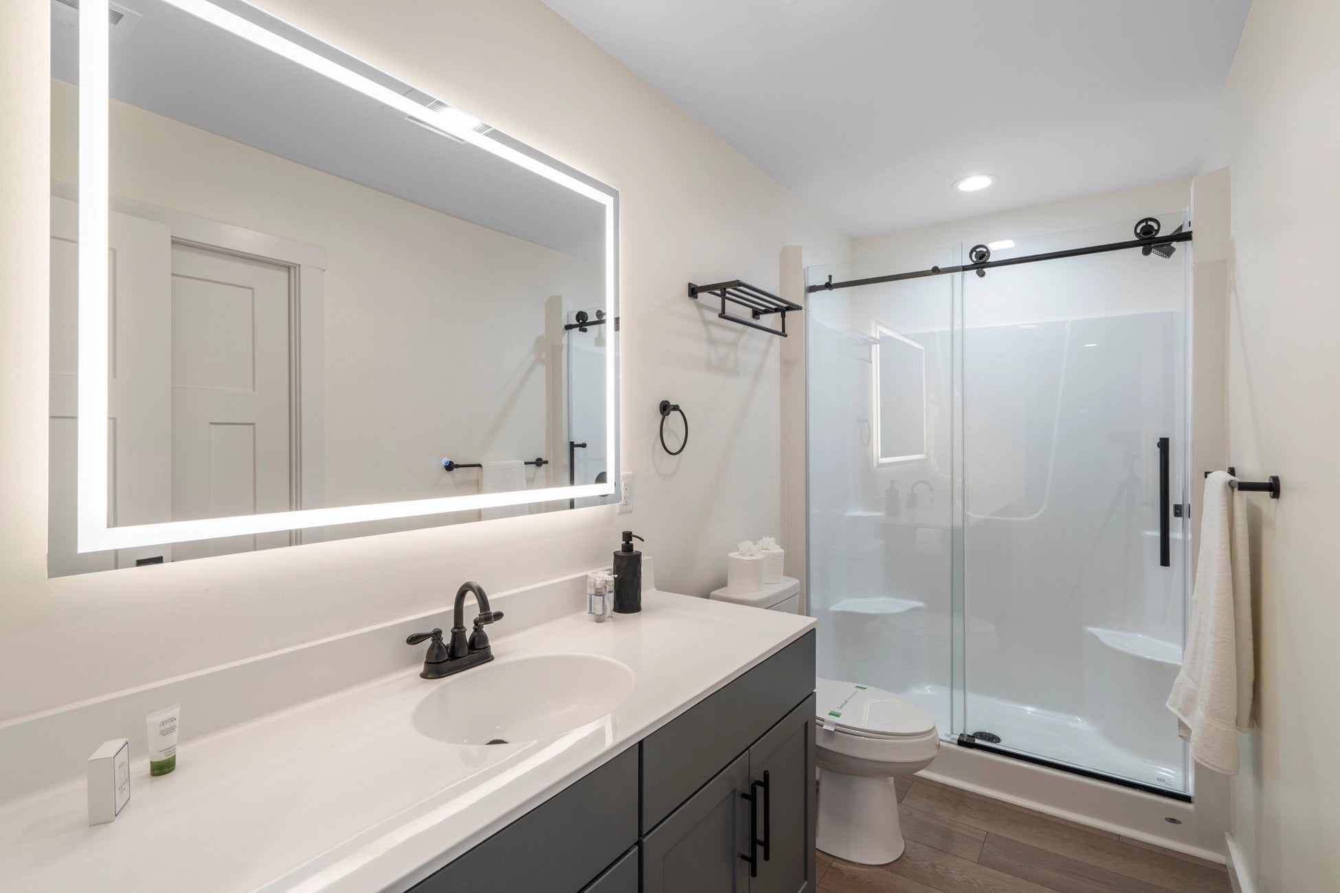 Airbnb Photography: Luxury Lakefront STR Home in Lake Harmony, PA