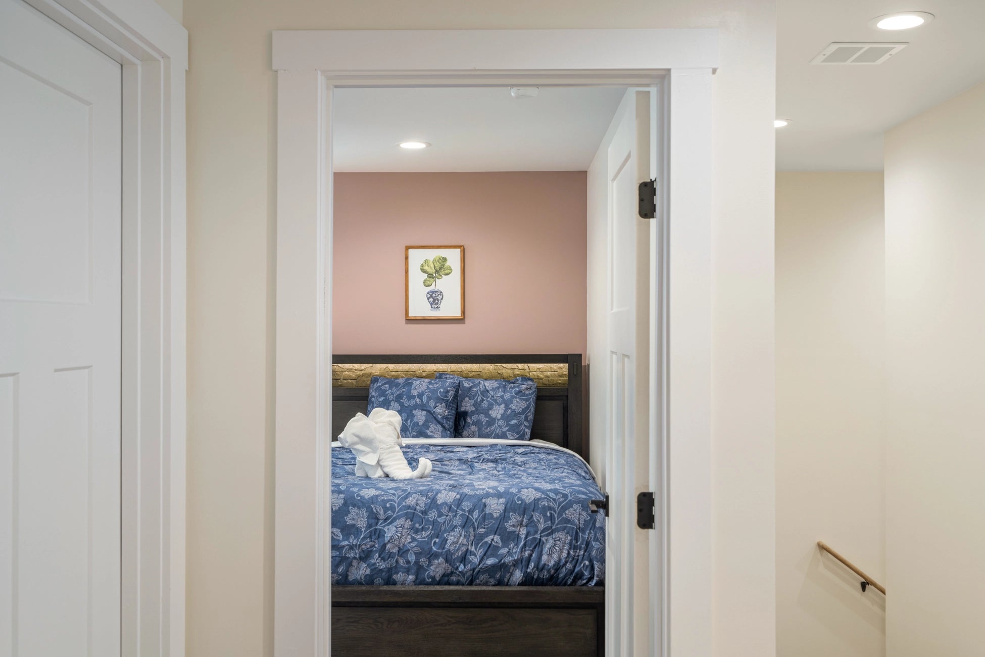 Airbnb Photography: Luxury Lakefront STR Home in Lake Harmony, PA