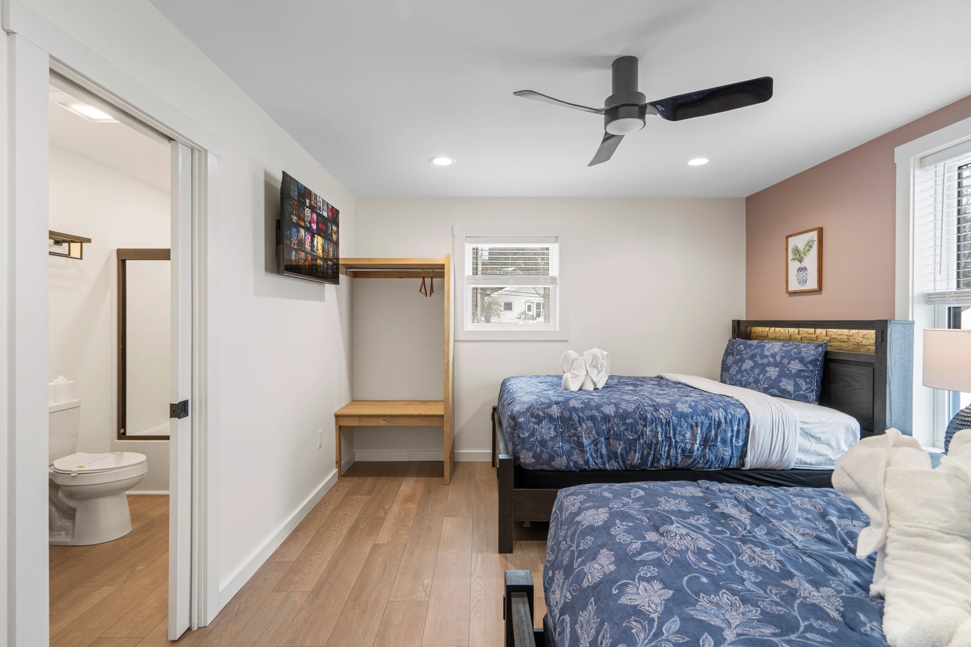 Airbnb Photography: Luxury Lakefront STR Home in Lake Harmony, PA