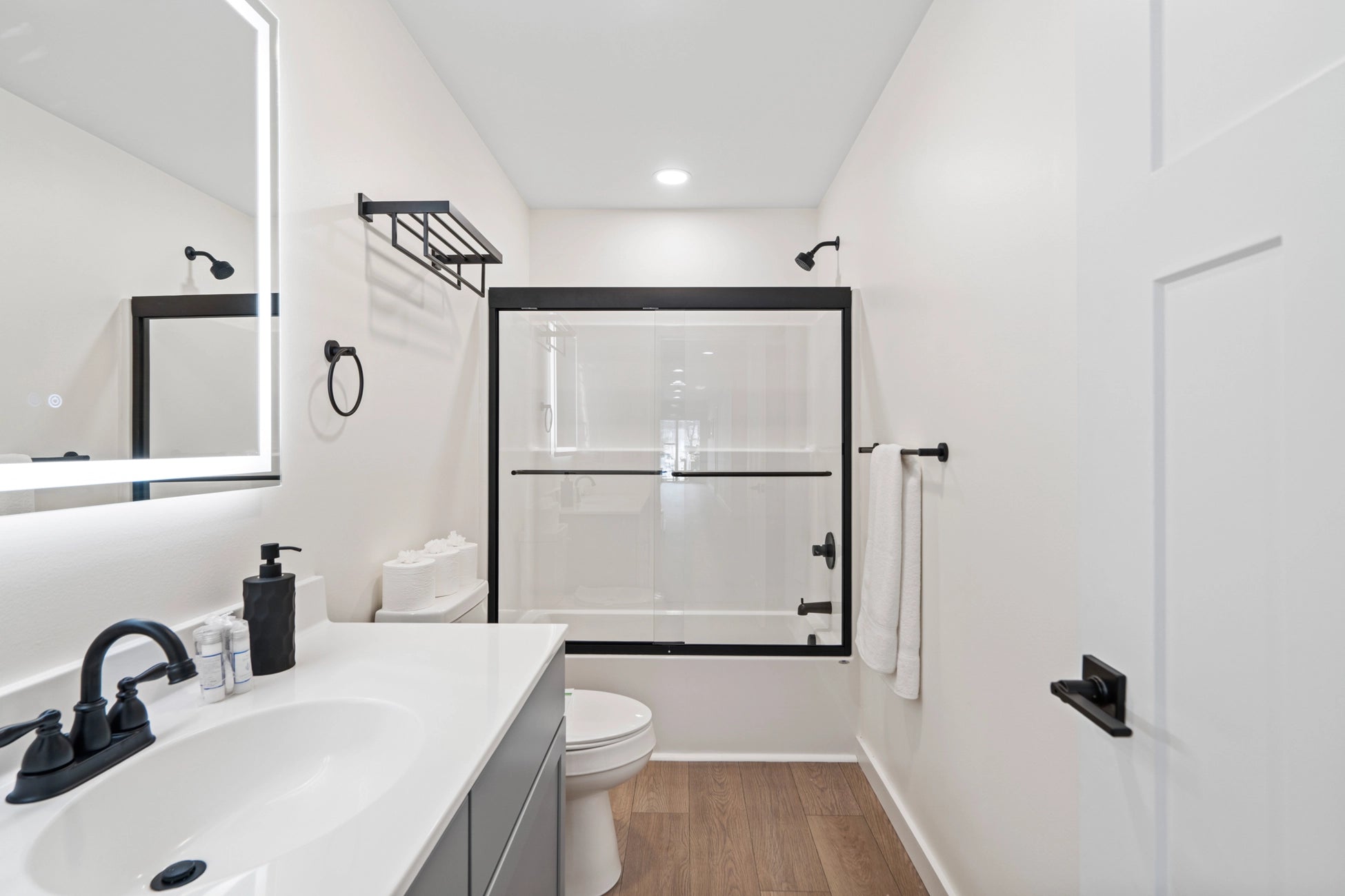 Airbnb Photography: Luxury Lakefront STR Home in Lake Harmony, PA