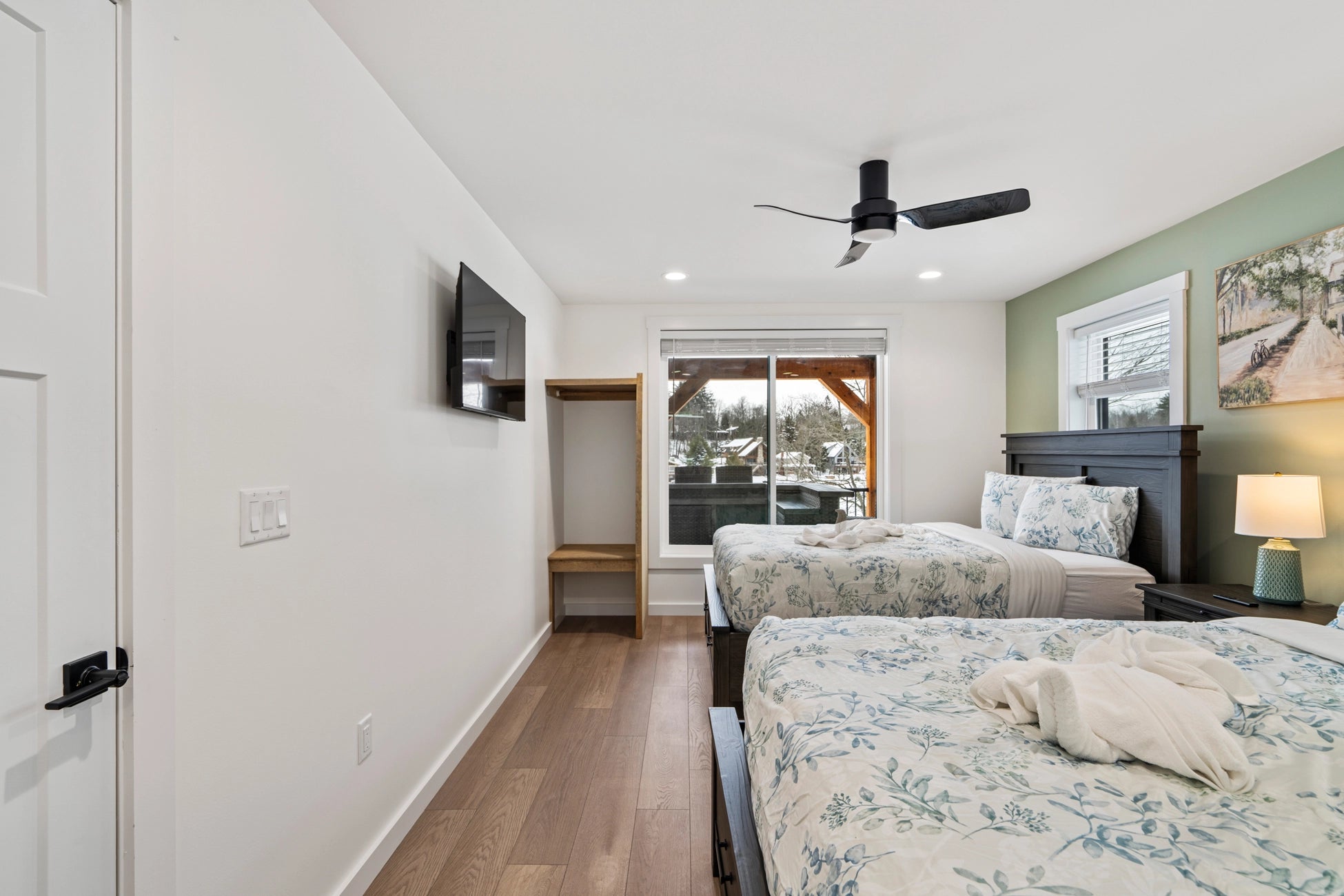 Airbnb Photography: Luxury Lakefront STR Home in Lake Harmony, PA