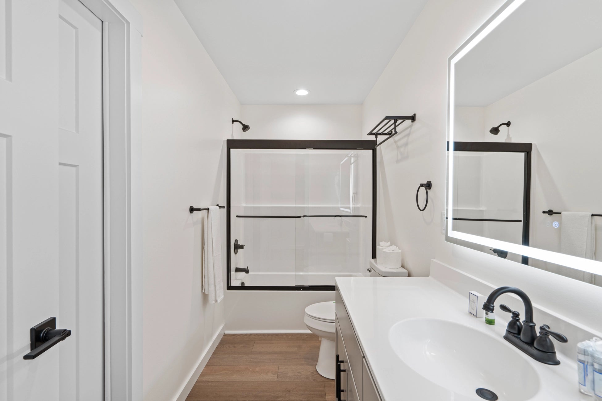 Airbnb Photography: Luxury Lakefront STR Home in Lake Harmony, PA