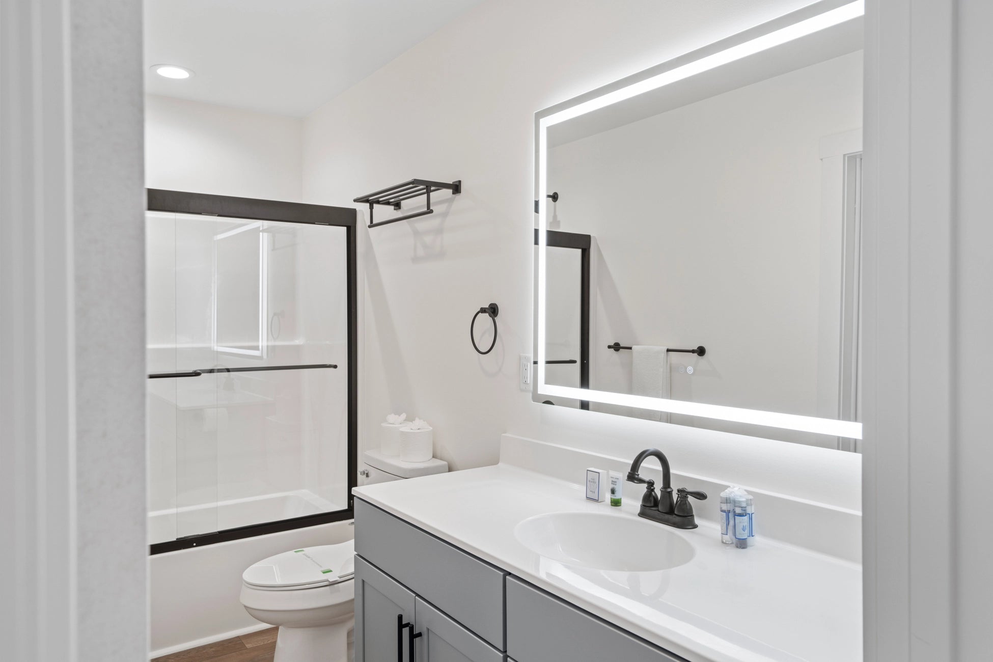 Airbnb Photography: Luxury Lakefront STR Home in Lake Harmony, PA