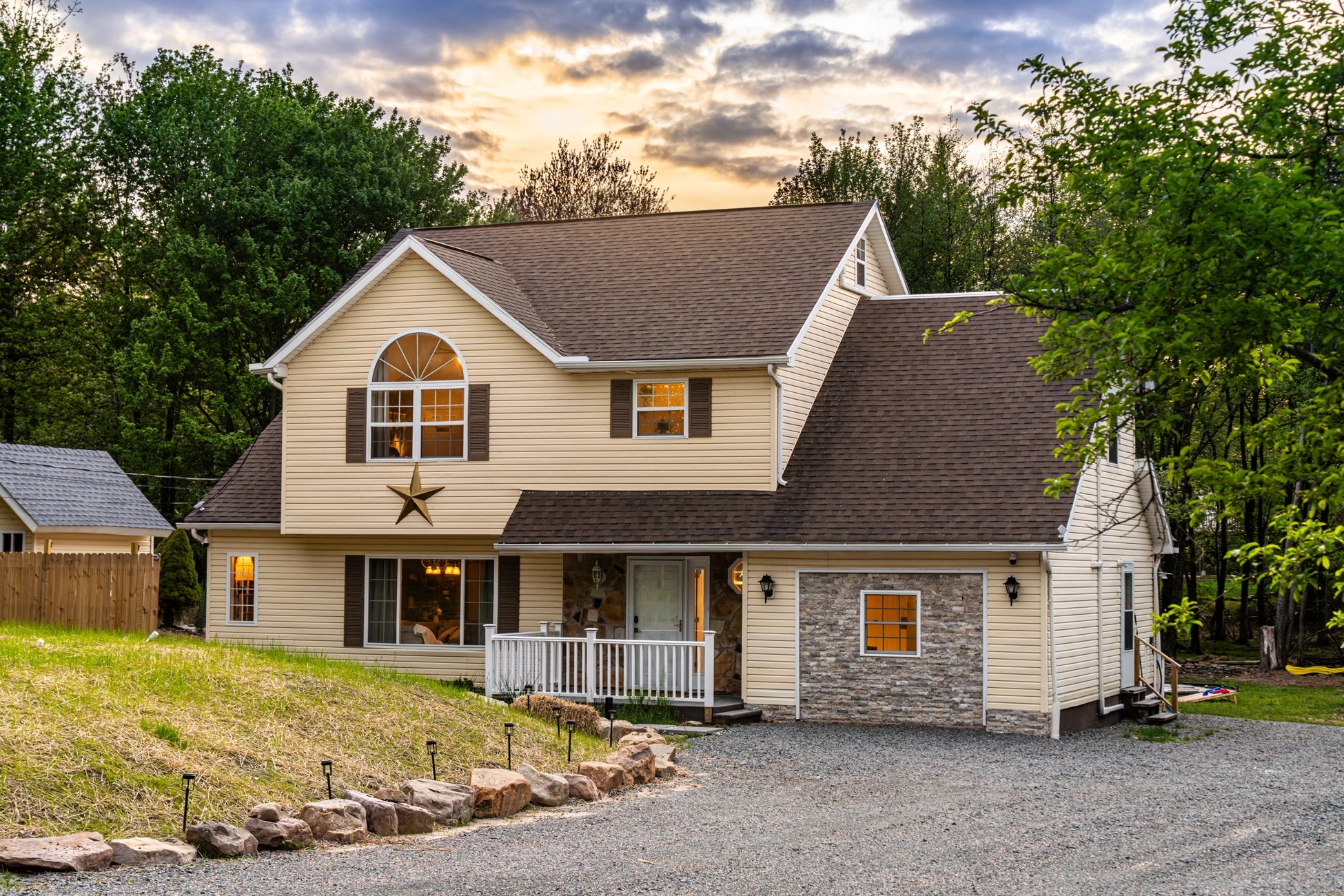 Airbnb Photography in Long Pond, PA | Twilight Backyard Retreat