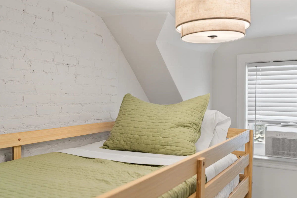 486-Bramhall-Ave-Jersey-City-NJ-07304-apt-3a-airbnb-042-details.webp