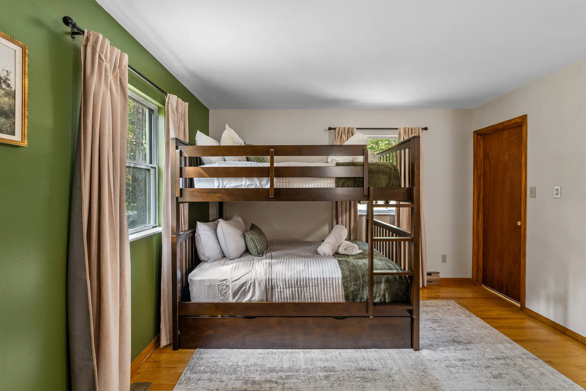 5200-Holiday-Dr-Pocono-Summit-PA-Harmony-House-18346-airbnb-066.webp