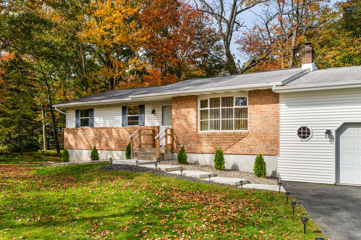 5200-Holiday-Dr-Pocono-Summit-PA-Harmony-House-18346-airbnb-016.webp