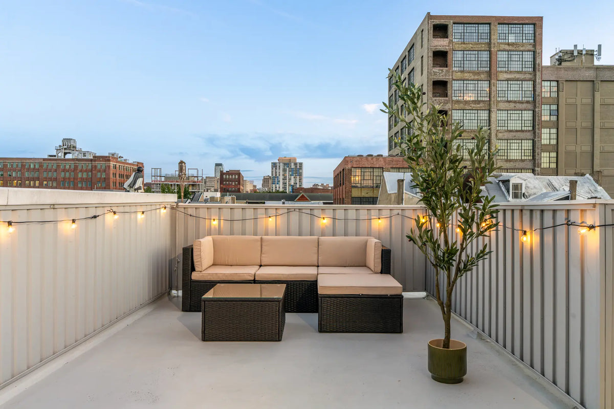 1014-Mt-Vernon-St-Philadelphia-PA-19123-airbnb-002-golden-hour.webp