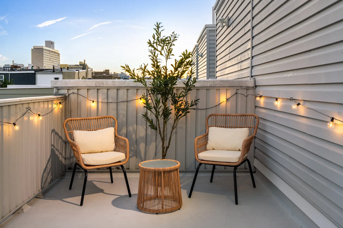 1014-Mt-Vernon-St-Philadelphia-PA-19123-airbnb-003-golden-hour.webp
