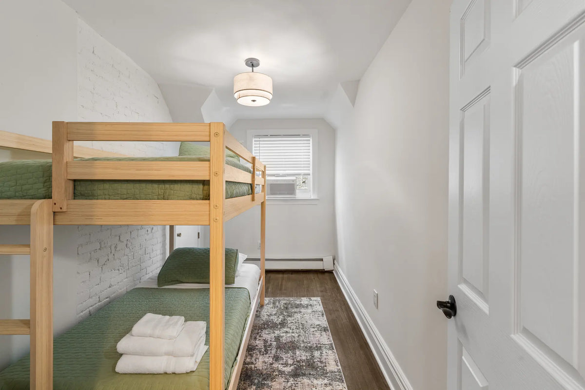 486-Bramhall-Ave-Jersey-City-NJ-07304-apt-3a-airbnb-040.webp