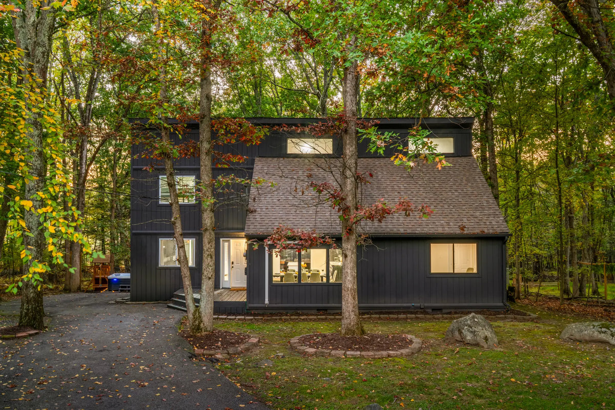 4276-Woodacres-Dr-East-Stroudsburg-PA-18301-airbnb-001-twilight.webp