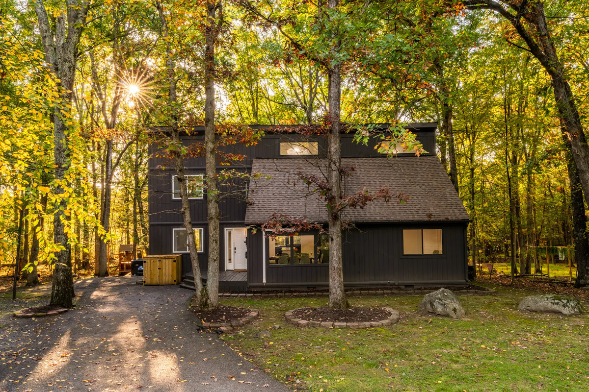 4276-Woodacres-Dr-East-Stroudsburg-PA-18301-airbnb-022-golden-hour.webp