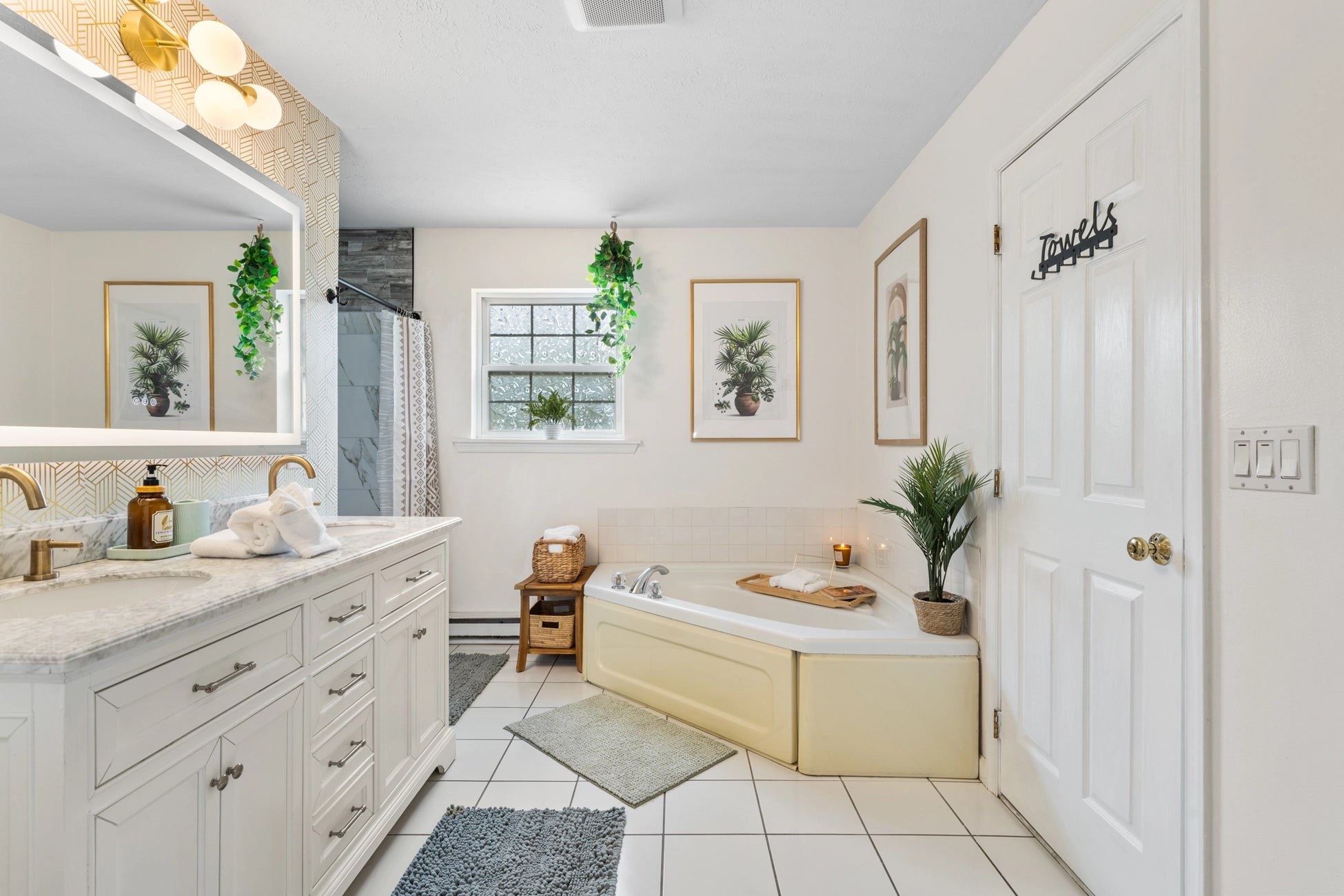 Airbnb Photography in Long Pond, PA | Twilight Backyard Retreat