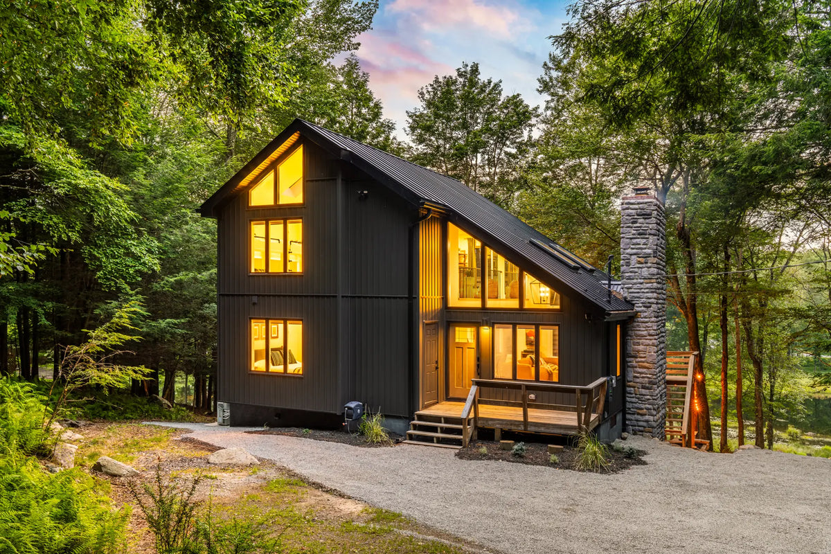 107-Robert-Ln-Gouldsboro-PA-18424-airbnb-002-twilight.webp