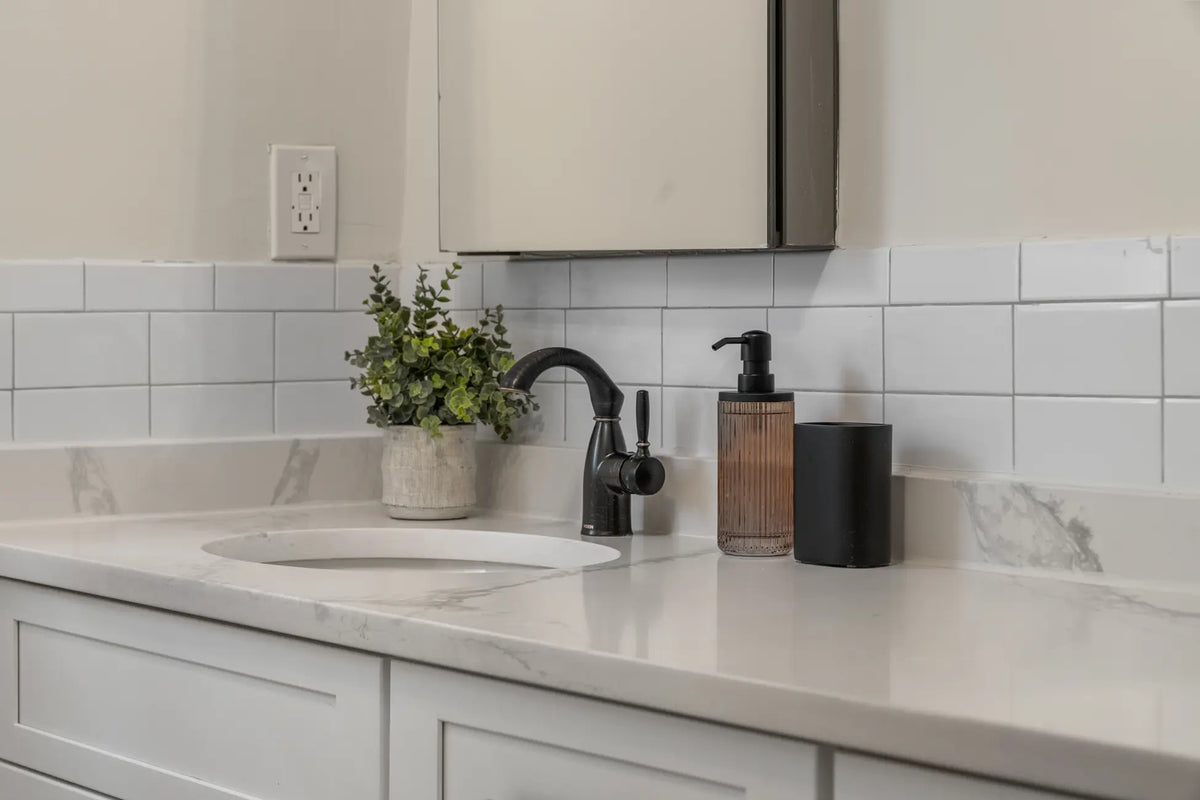 486-Bramhall-Ave-Jersey-City-NJ-07304-apt-3a-airbnb-027-details.webp