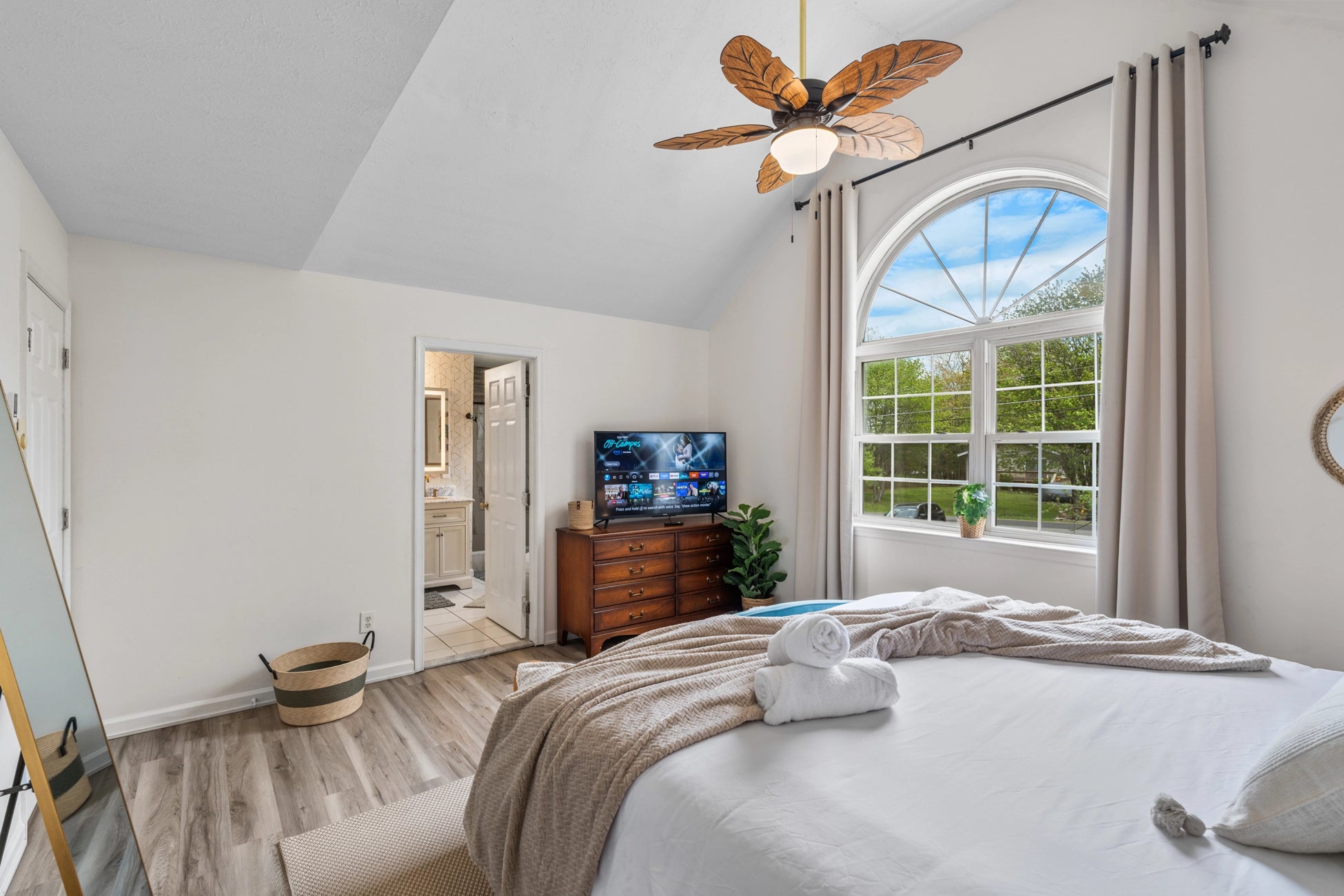 Airbnb Photography in Long Pond, PA | Twilight Backyard Retreat