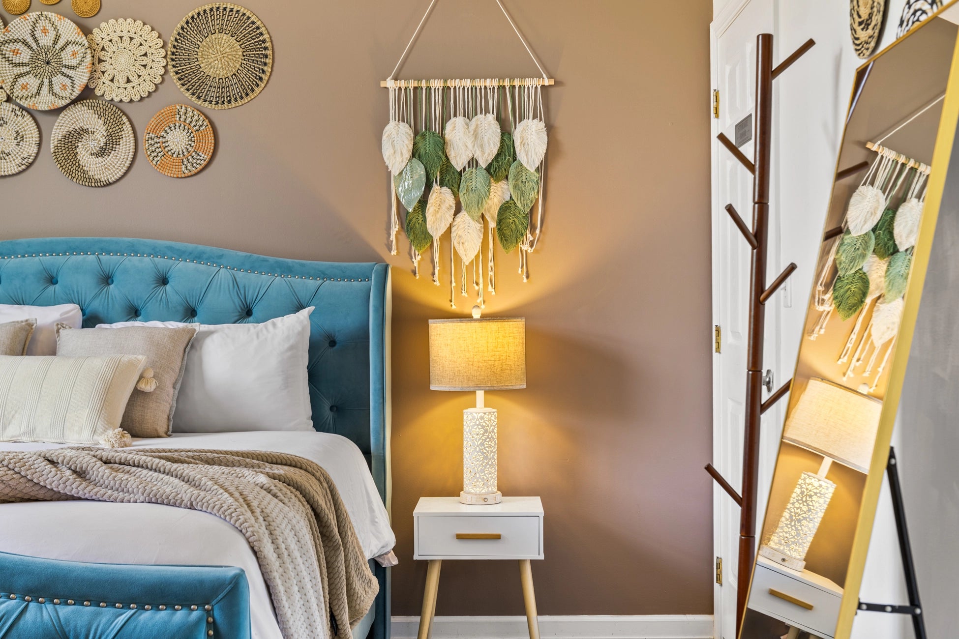 Airbnb Photography in Long Pond, PA | Twilight Backyard Retreat