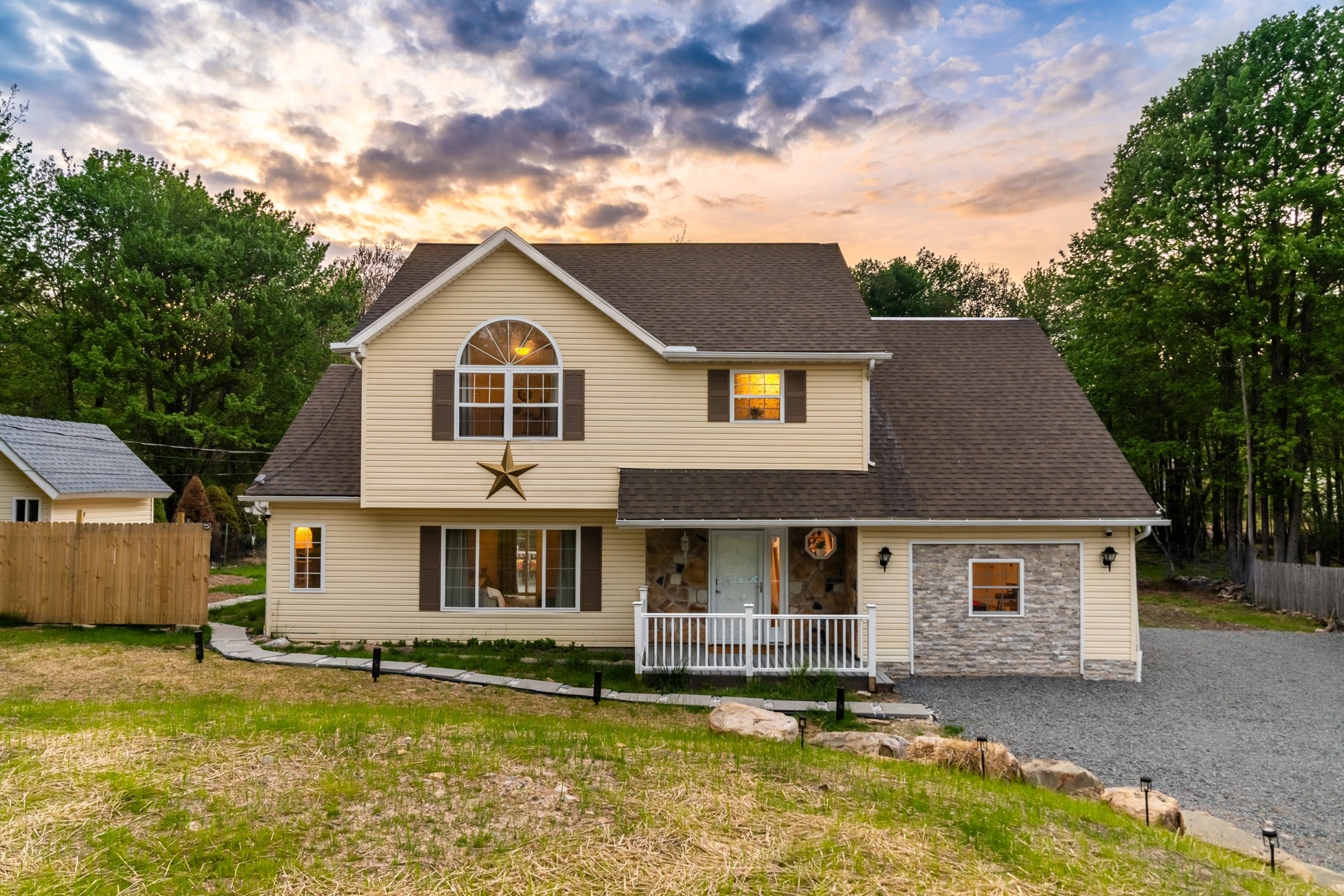Airbnb Photography in Long Pond, PA | Twilight Backyard Retreat